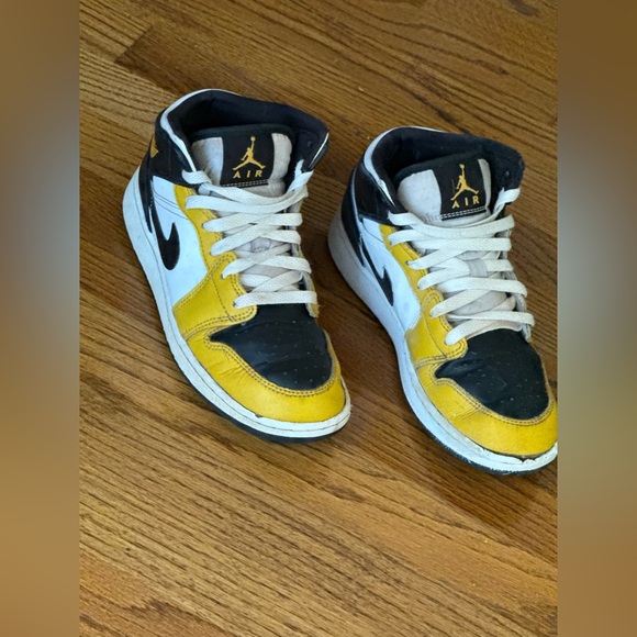 Nike Basketball Shoes Air Jordan 1 mid gs yellow black white Youth Big Boy’s 5Y - Picture 7 of 8